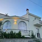Anic House